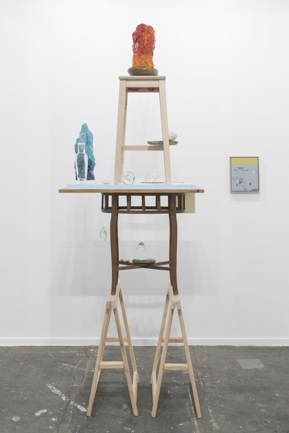 Susanne S. D. Themlitz, Abro a janela. As montanhas afastam-se. Uma planta na minha mão, 2019. Table, easels and wooden bench, ceramic, glass, stones, wax, magnifying glasses, mirror, drawing, wire, adhesive tape, jug, water and coral. 240 x 44 x 66 cm
