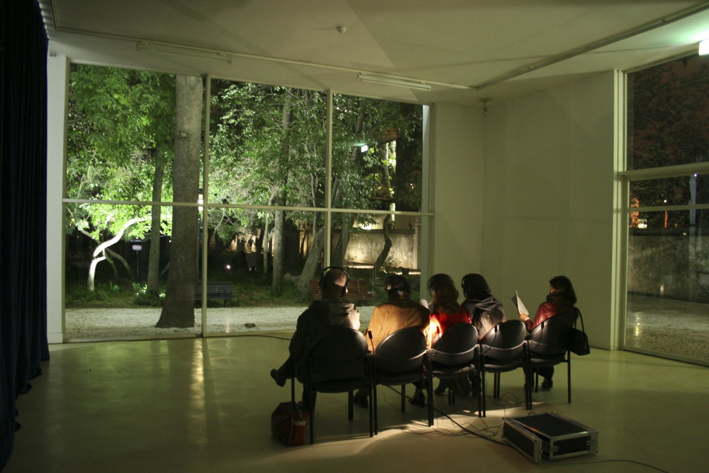 Nuno da Luz, 360 horas, 2009. Stereo microphone outside the space, cables, digital recorder, headphone amplifier, headphones, felt curtain, chairs, reading lamps, photocopy on paper. Dimensions and duration variable. Exhibition view: O Sol morre cedo, Pavilhão Branco – Museu da Cidade, Lisbon
