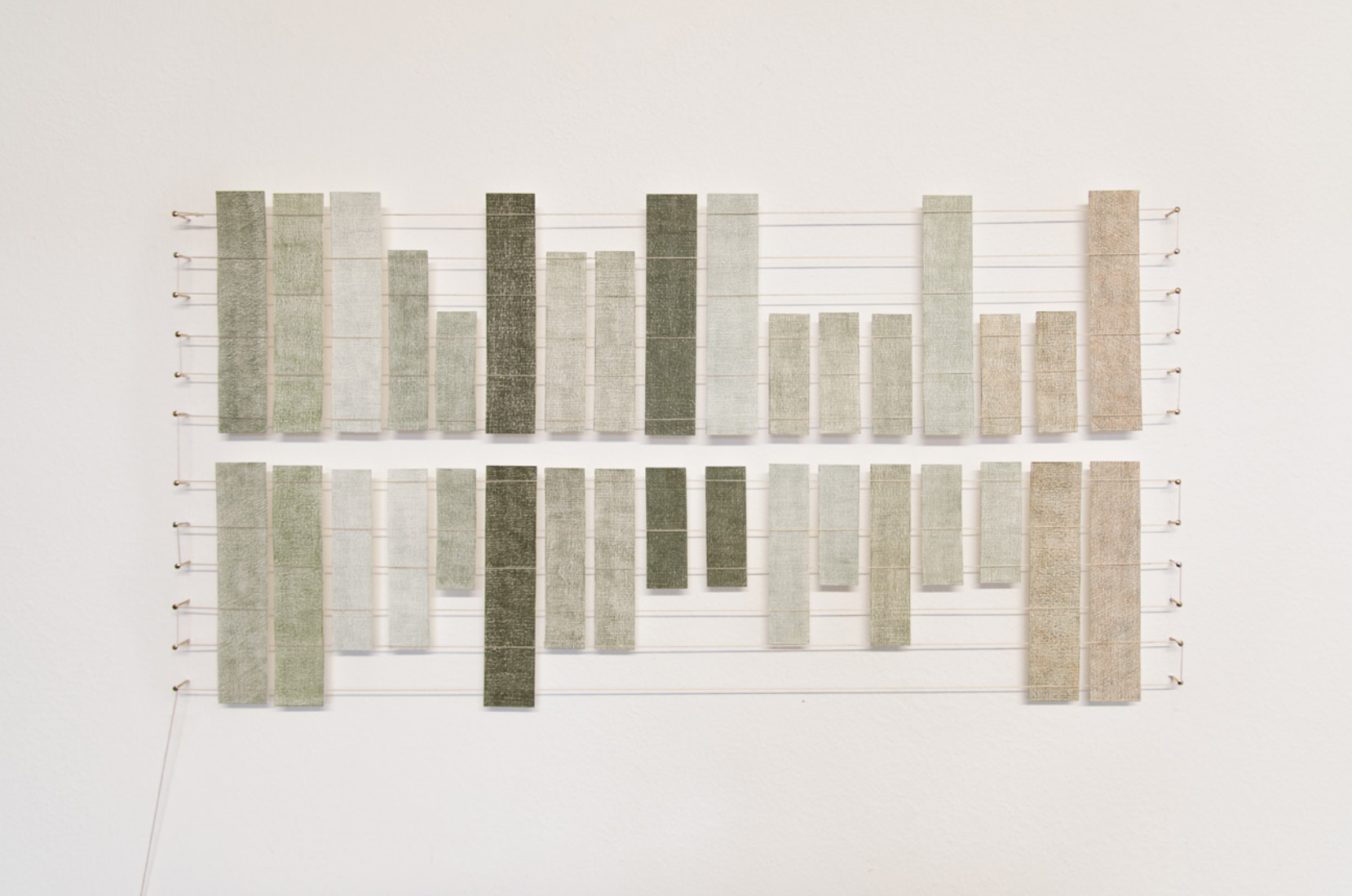 


Gabriela Albergaria, Folha de Ramo de Oliveira colhida na Grecia, 2017/2018. Color pencil on paper (Heritage Woodfree Bookwhite 315gsm), mercerized cotton thread, brass nails. 25,5 x 47,3 cm. Unique



