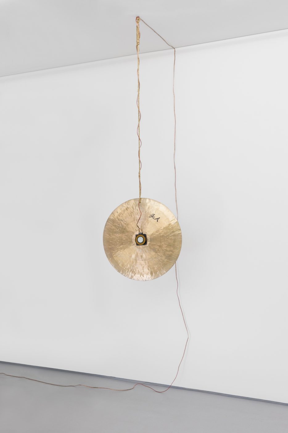 Nuno da Luz, Wave Turbulence on Thin Plate – Nazaré Ocean Buoy, 2019. Wind gong vibrating according to ocean wave turbulence gathered by the Nazaré ocean buoy between January and December 2018, and compressed into 60 minutes. Gong, sisal rope, contact speaker, loudspeaker cable, amplifier, sound. 60’ (loop), dimensions variable
