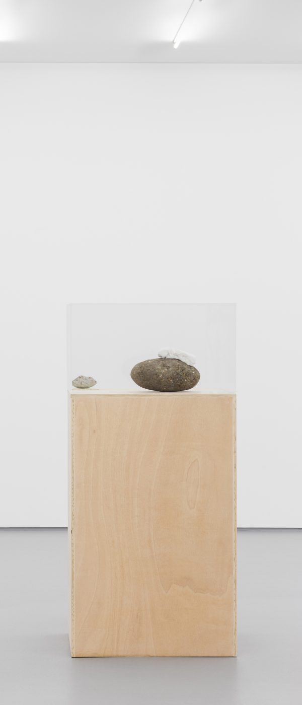 Susanne S. D. Themlitz, A mão passa pela aresta, a madeira com fenda, três linhas e uma paisagem., 2018. Plywood, acrylic glass, tile, stone, modeling paste. 136’5 x 64 x 40 cm
 
