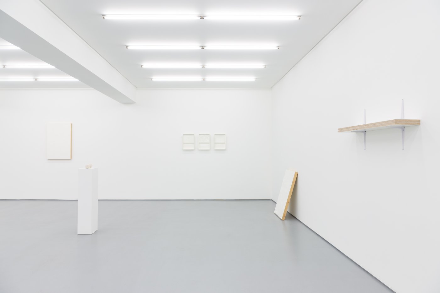 Exhibition view: Everything is Black and White, John Wood and Paul Harrison, Galeria Vera Cortês, 2021
