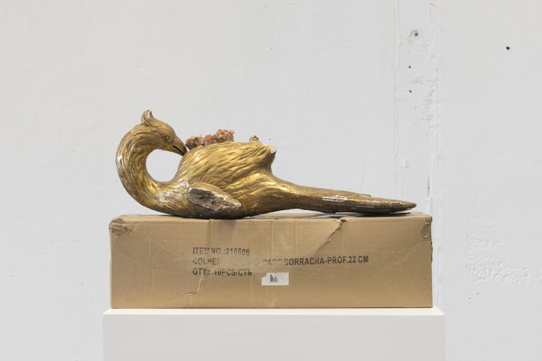 André Romão, Wounded bird, 2021. Sculptural fragment (gilded wood, France, late 1700’s), vanadinite crystal, cardbox. 32 x 49 x 23 cm. Unique
