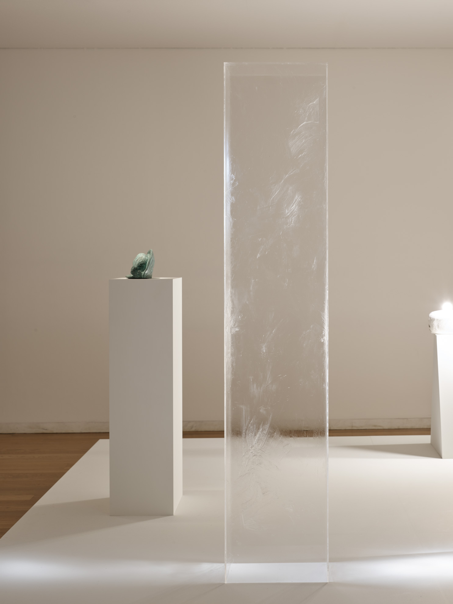 André Romão, Chemical sweat, 2023. Plexiglass, vaseline. 175 x 35 x 25 cm. © Filipe Braga
