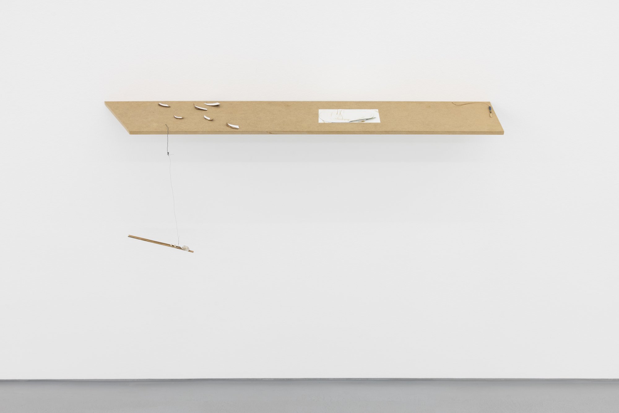


Armanda Duarte, outra de uma tábua rio, 2024. Mdf shelf, metal element with two thicknesses and three stones that hold it in balance. 90/83,5 x 15 x 0,8 cm
 




