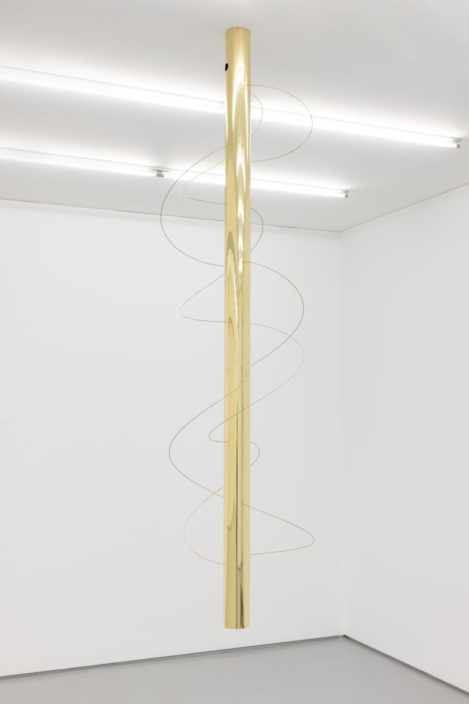 Joana Escoval, armonia I, 2025. Brass, air. 200 x ø 48,5 cm. Unique
