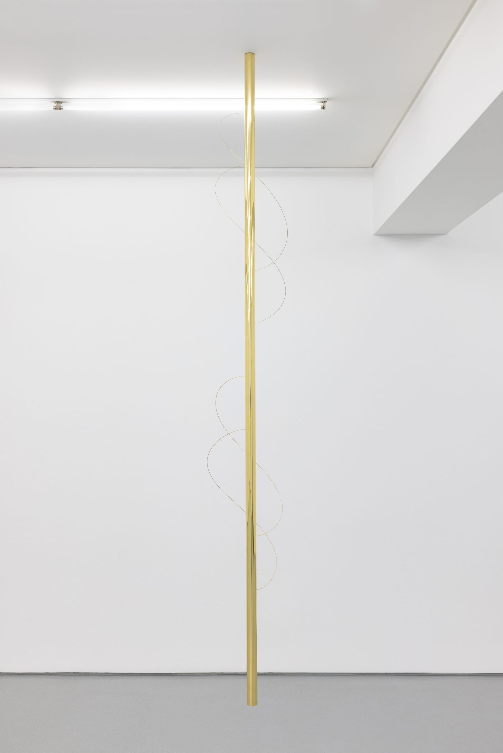 Joana Escoval, armonia I, 2025. Brass, air. 200 x ø 48,5 cm. Unique
