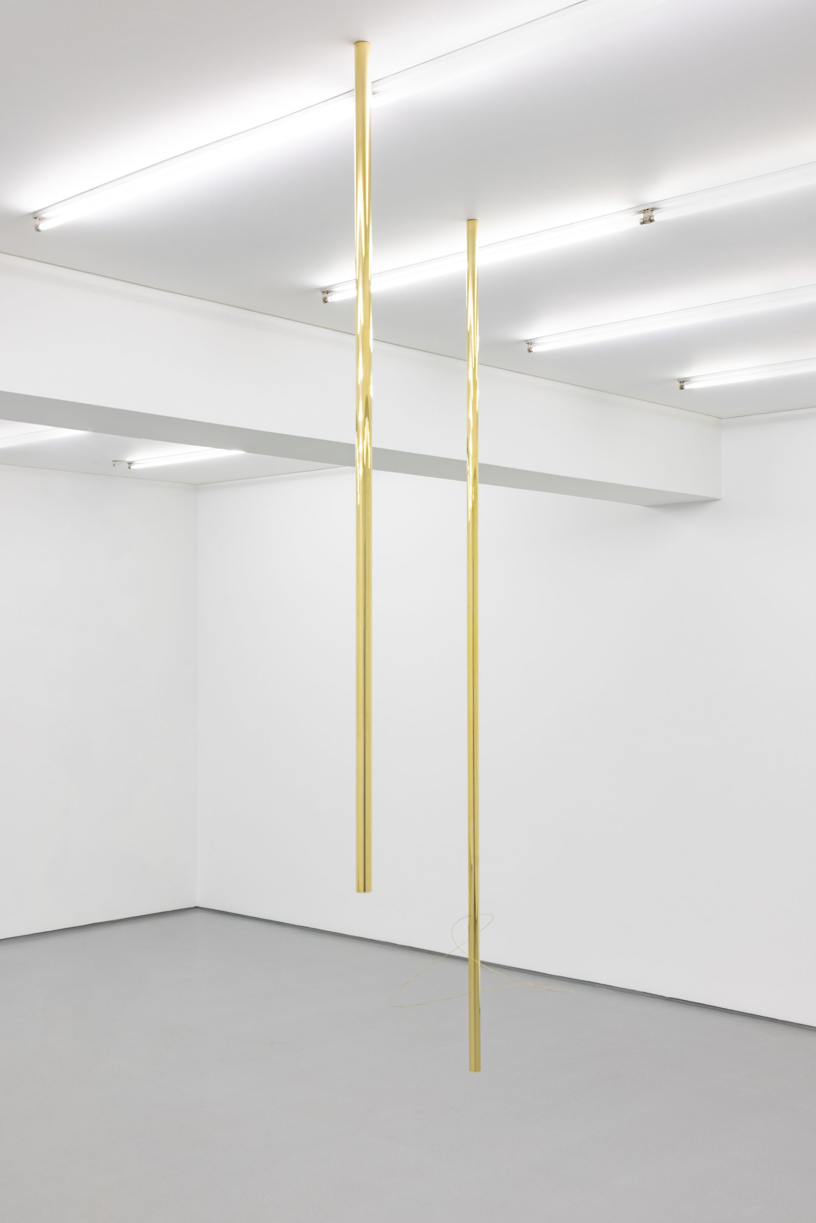 Joana Escoval, armonia III, 2025. Brass, air. 220 x 57 x 130 cm. 2 elements 220 x 55 x 55 cm,155,5 x ø 3 cm. Unique
