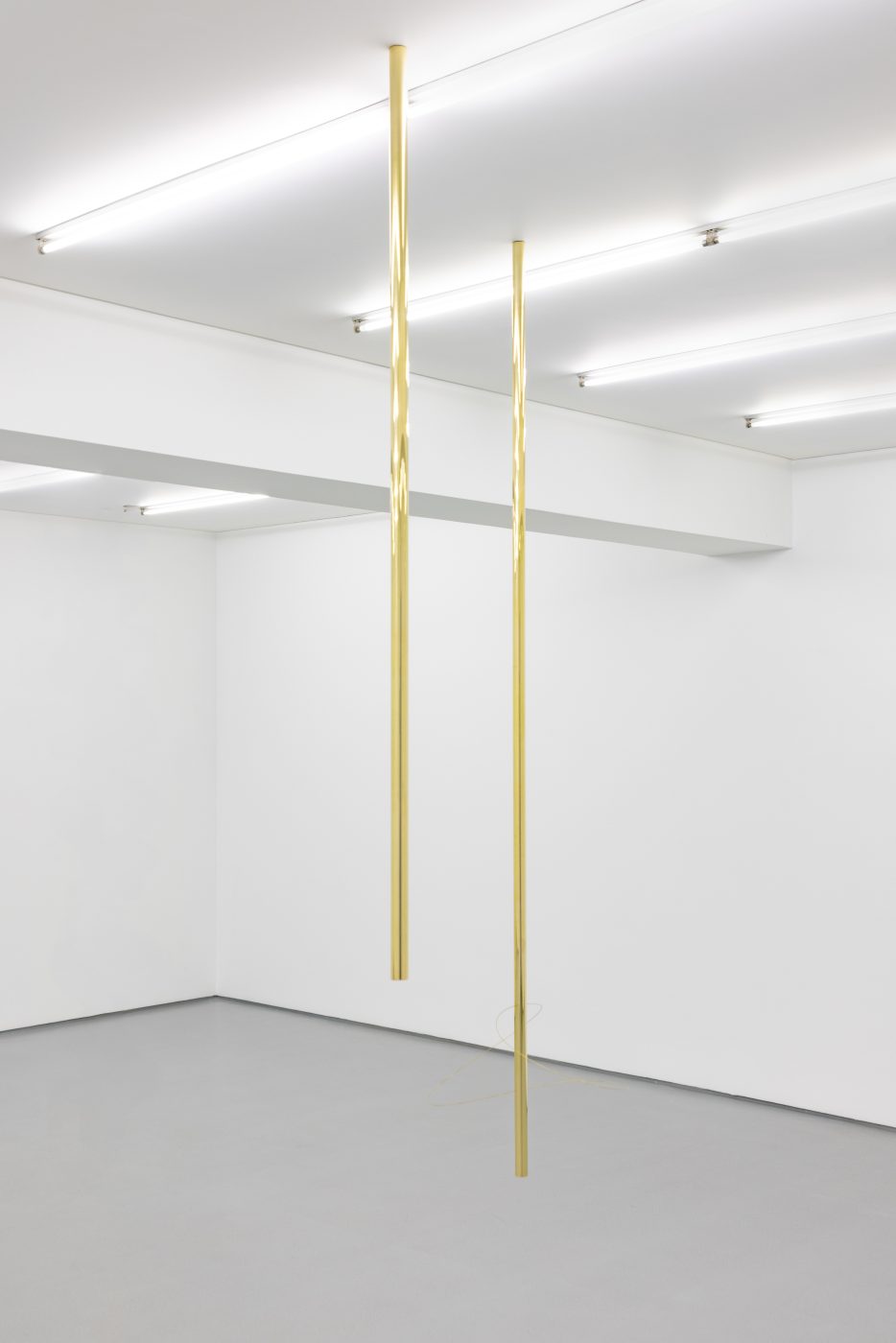 Joana Escoval, armonia III, 2025. Brass, air. 220 x 57 x 130 cm. 2 elements 220 x 55 x 55 cm,155,5 x ø 3 cm. Unique
