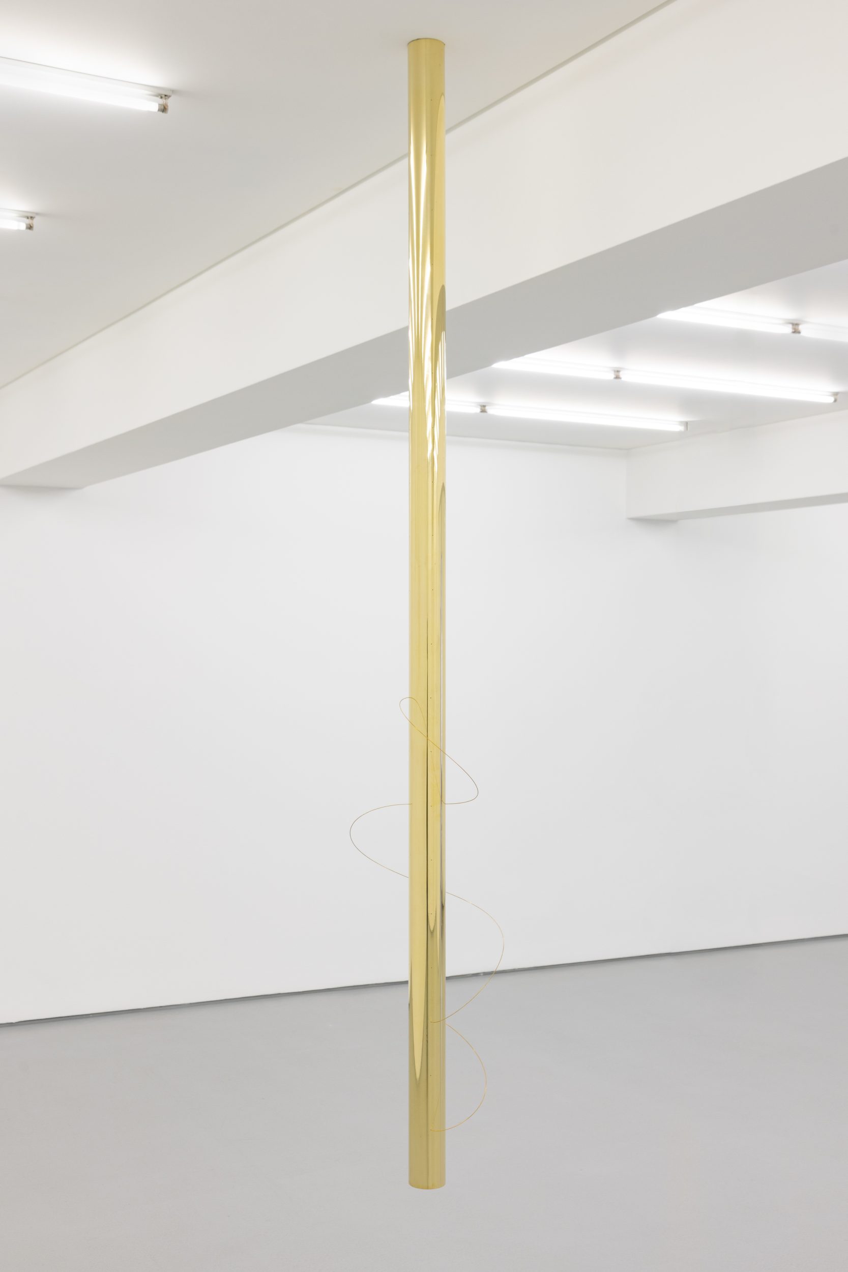 Joana Escoval, armonia V, 2025. Brass, air. 211,5 x 30 cm. Unique
