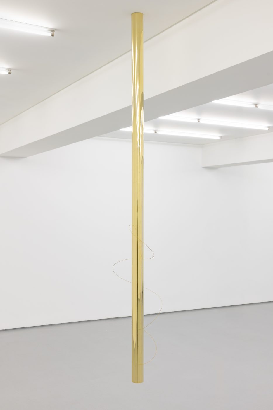 Joana Escoval, armonia V, 2025. Brass, air. 211,5 x 30 cm. Unique
