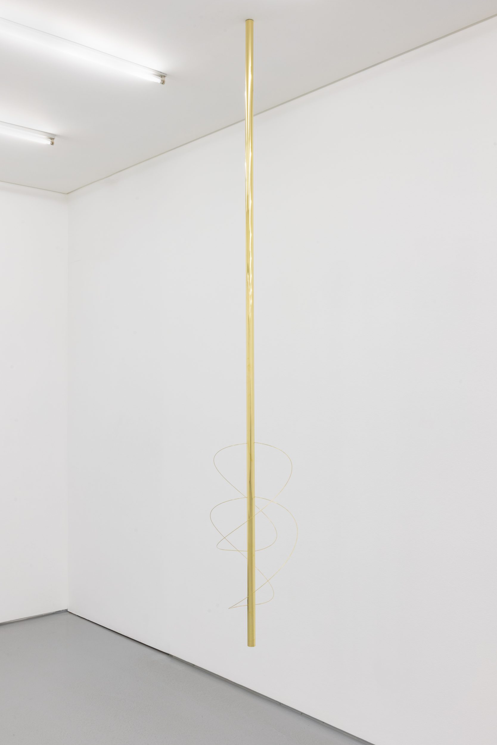 Joana Escoval, armonia VI, 2025. Brass, air. 283 x 62 cm. Unique

