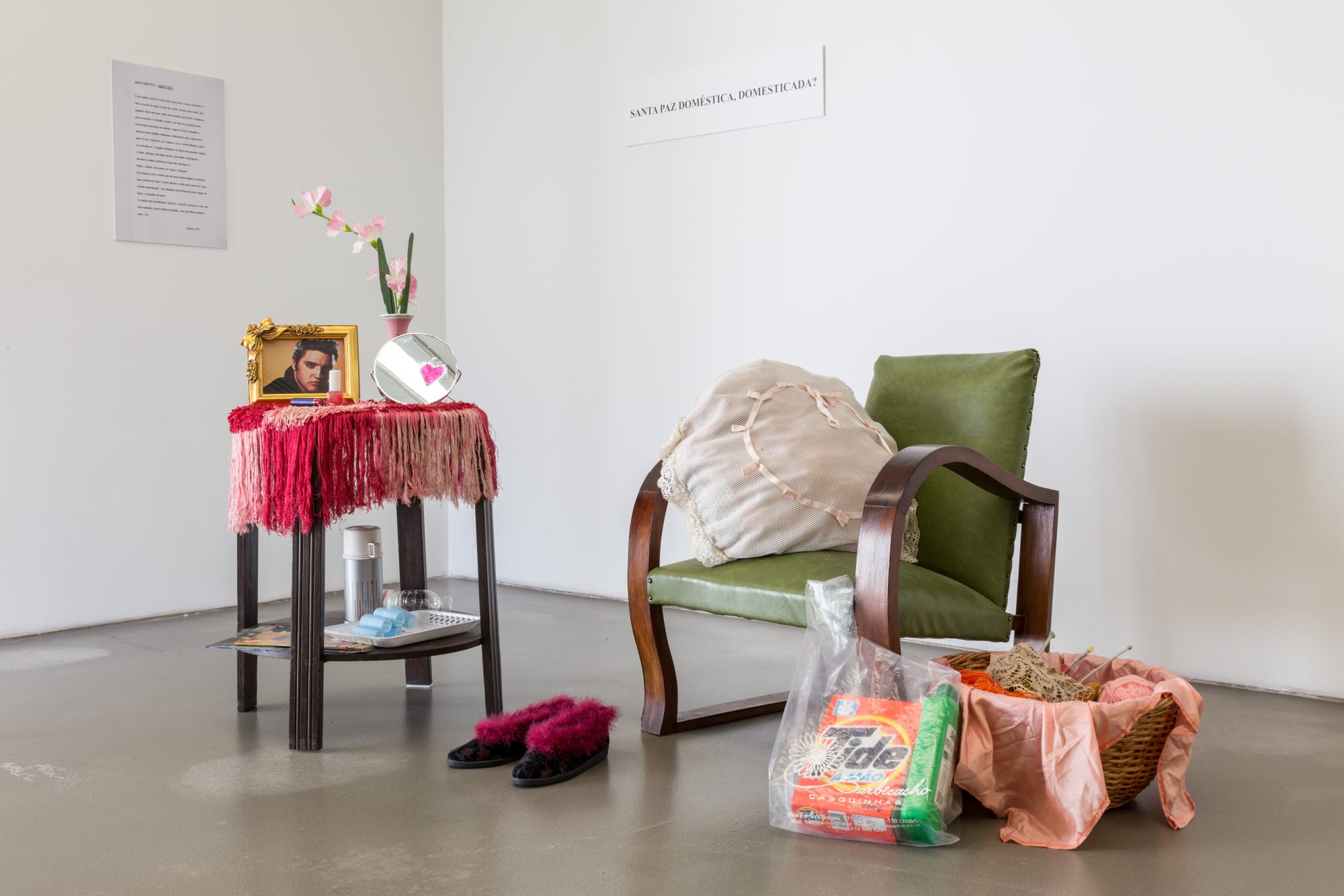 Ana Vieira, Santa Paz Doméstica, Domesticada?, 1977. Table and support, armchair, and various objects. Variable dimensions.
