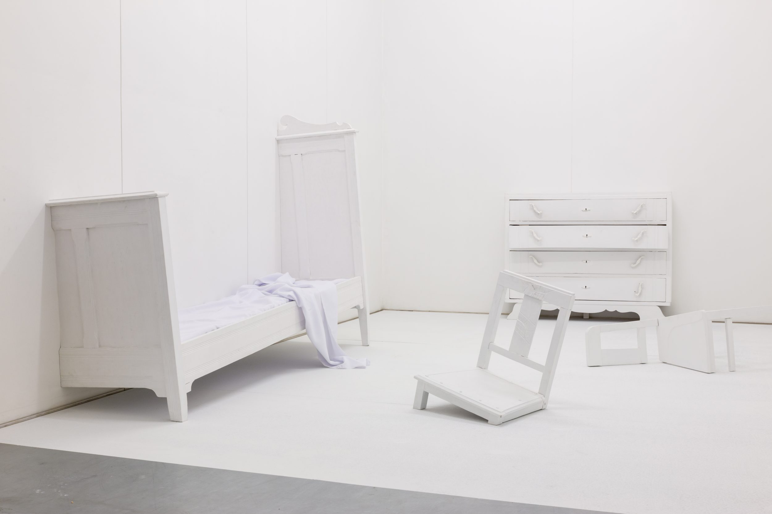 







Ana Vieira, A Arte da Fuga, 2016. Linoleum/vinyl, sheet, foam mattress, and wooden furniture, restored and painted. 300 x 400 x 400 cm








