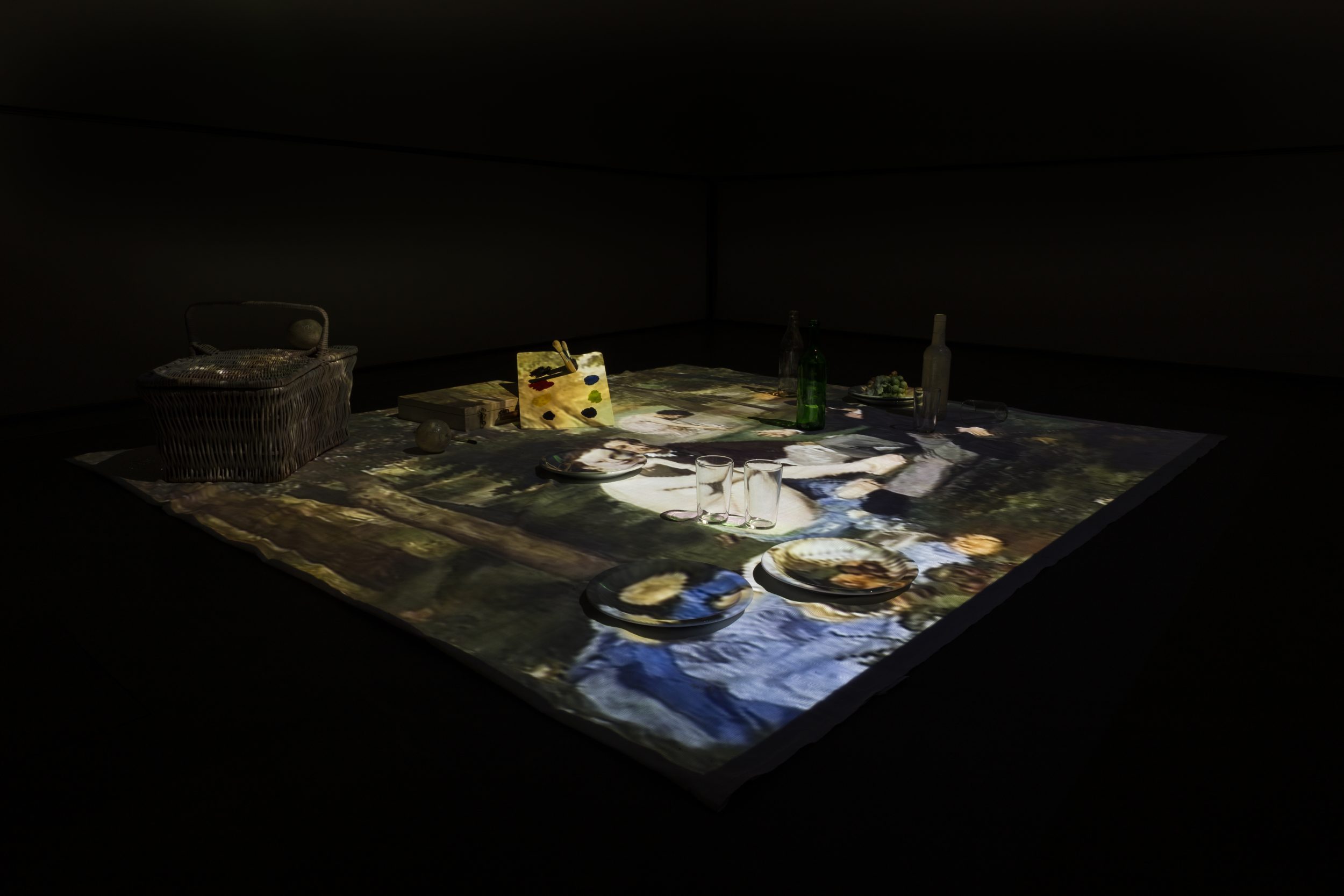 Ana Vieira, Le Déjeuner sur l’herbe 77 (detail), 1977. Slide of Édouard Manet’s painting “Le Déjeuner sur l’herbe” and tablecloth with objects. 187 x 247 cm.
