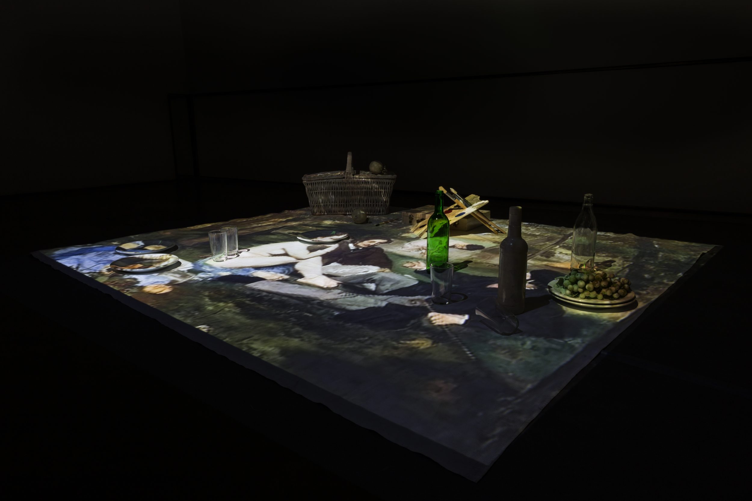 Ana Vieira, Le Déjeuner sur l’herbe 77 (detail), 1977. Slide of Édouard Manet’s painting “Le Déjeuner sur l’herbe” and tablecloth with objects. 187 x 247 cm.
