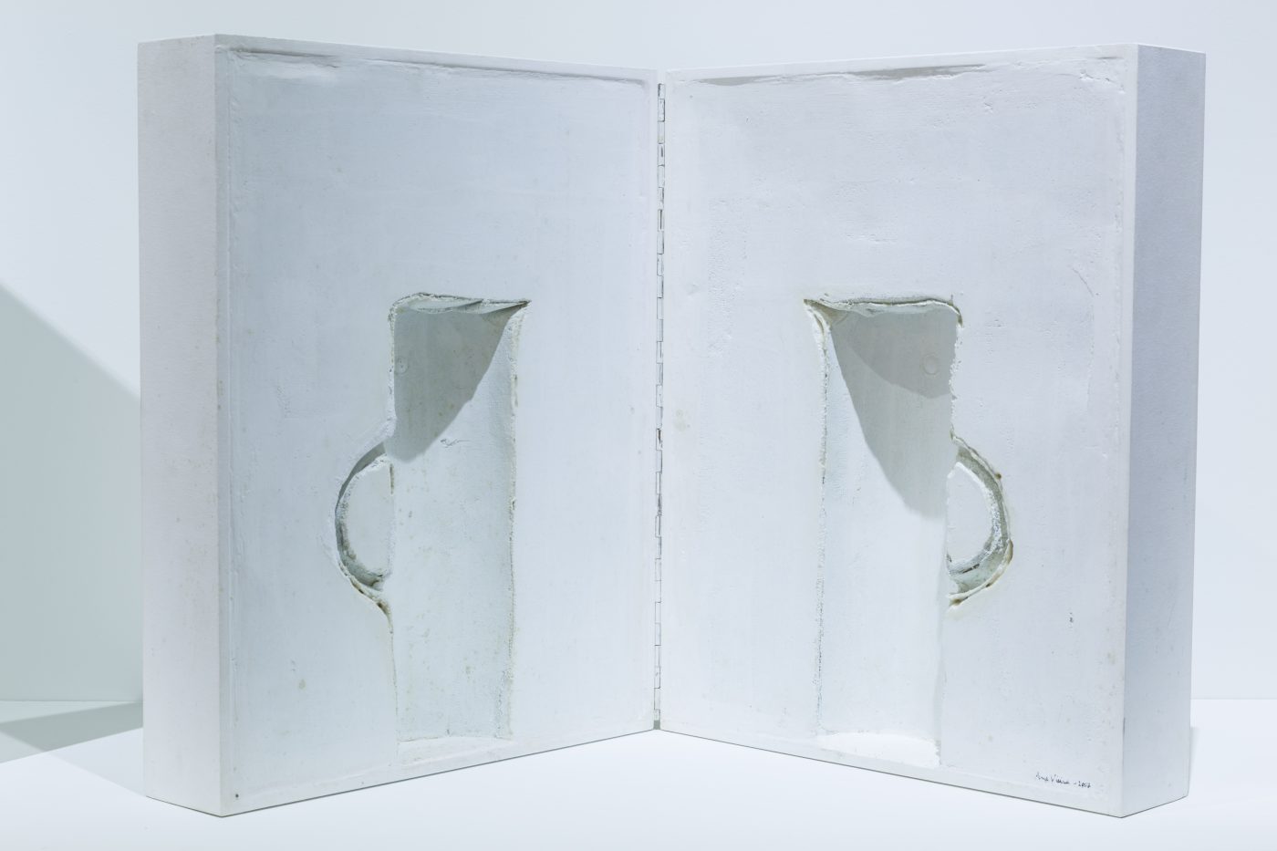 Ana Vieira, Ensaios, 2005. Plaster in acrylic box. Two elements. 40 x 34 x 20 cm
