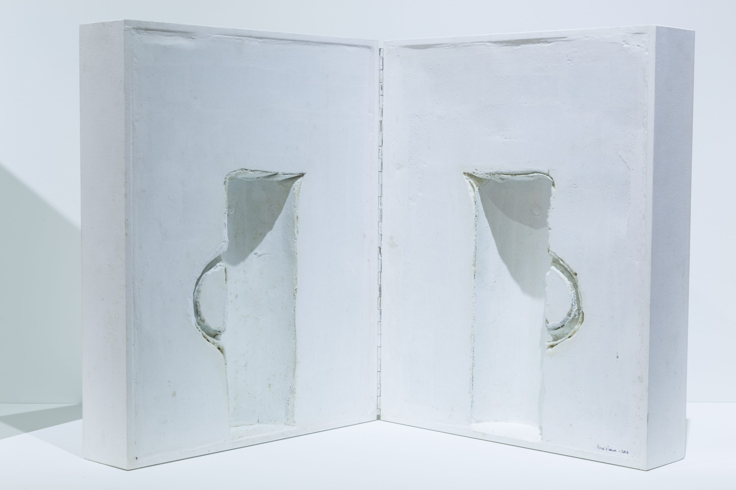 Ana Vieira, Ensaios, 2005. Plaster in acrylic box. Two elements. 40 x 34 x 20 cm
