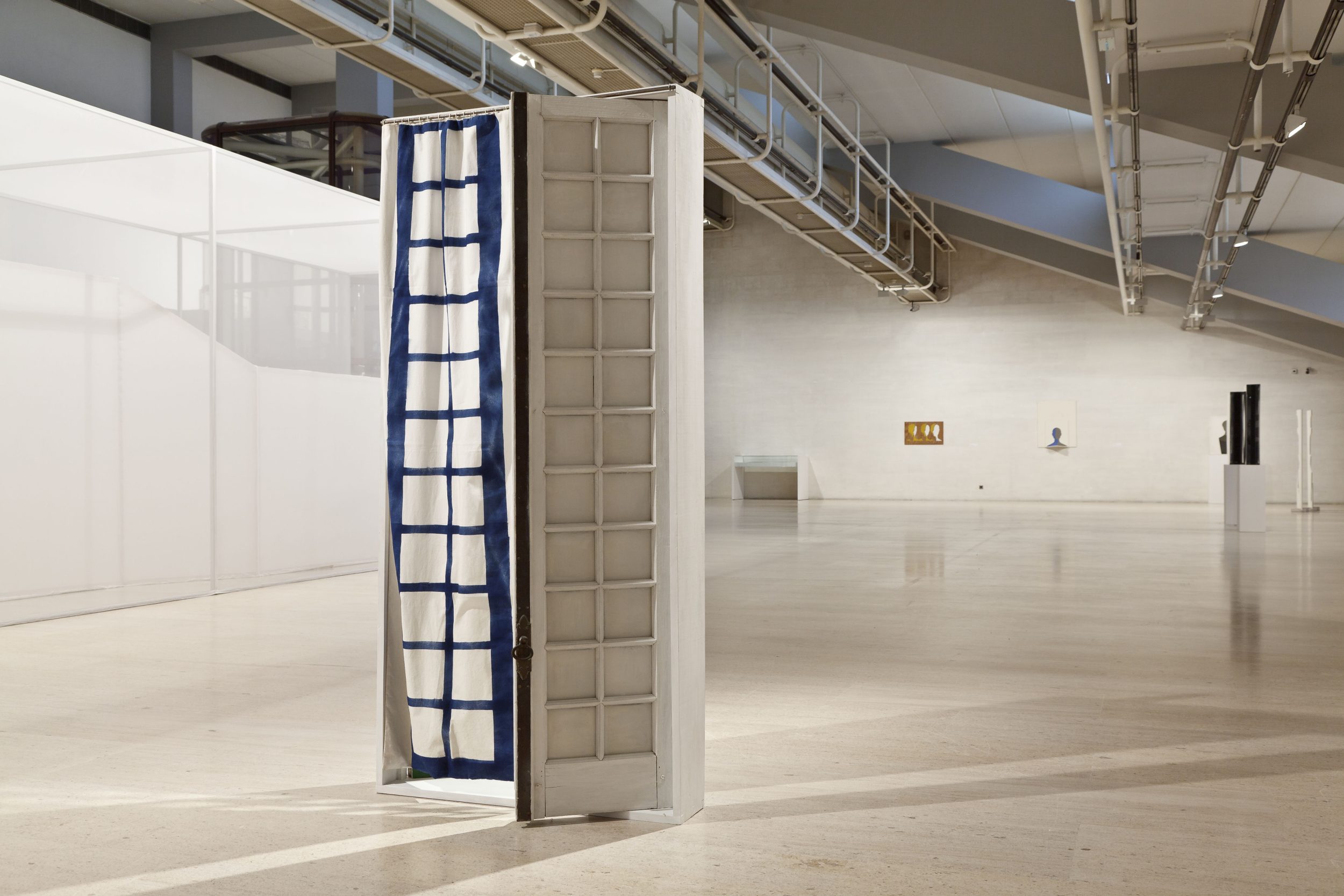 Ana Vieira, Objecto-Porta, 1975. Arch, wooden door with mirrors and painted cotton curtain. 194 x 94 x 50 cm.
