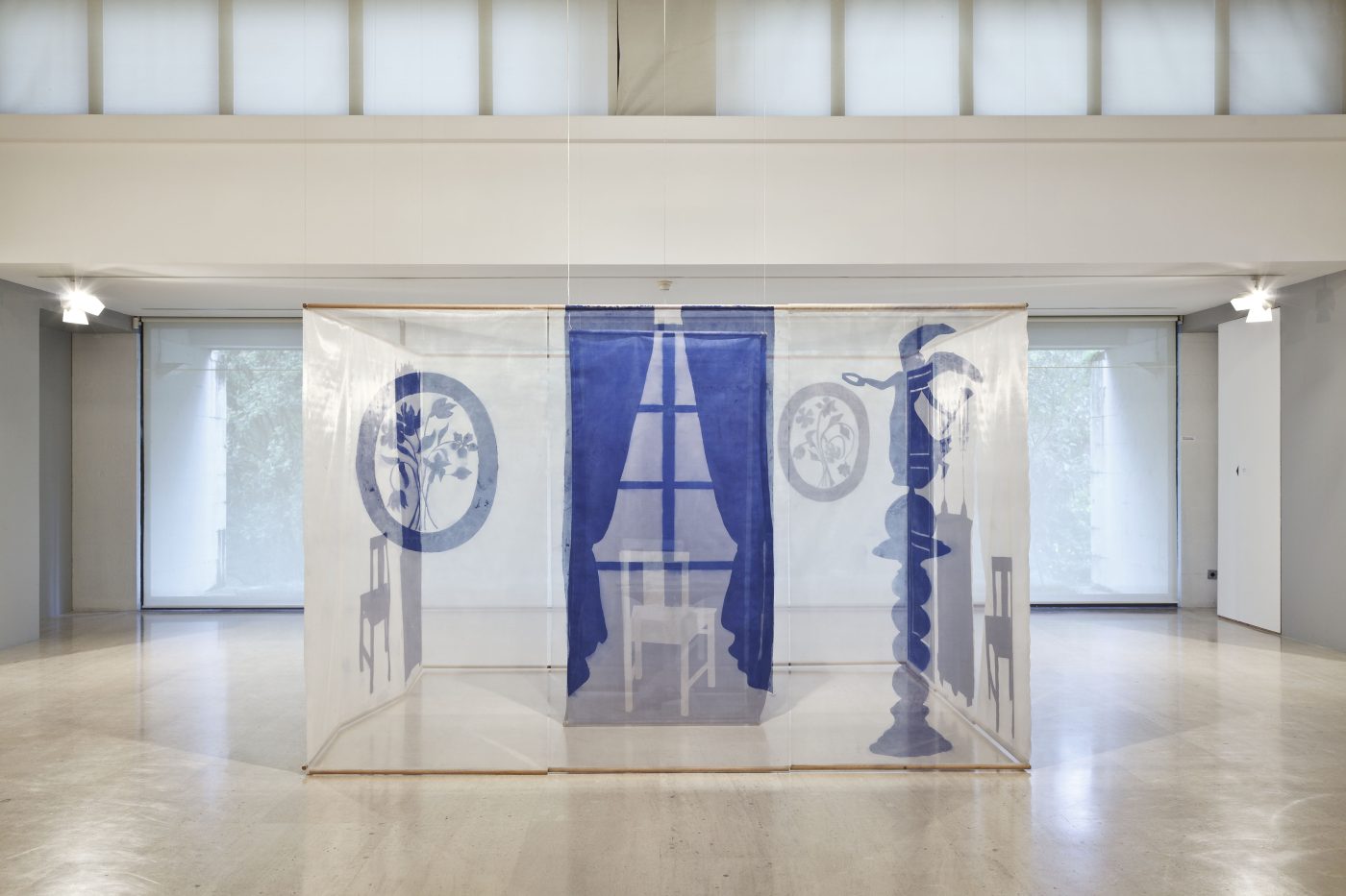 Ana Vieira, Ambiente, 1971. Metal structure, nylon net, acrylic paint, table, plates, glasses, forks, knives, spotlight, and cassette tape. 250 x 300 x 300 cm (exterior)
