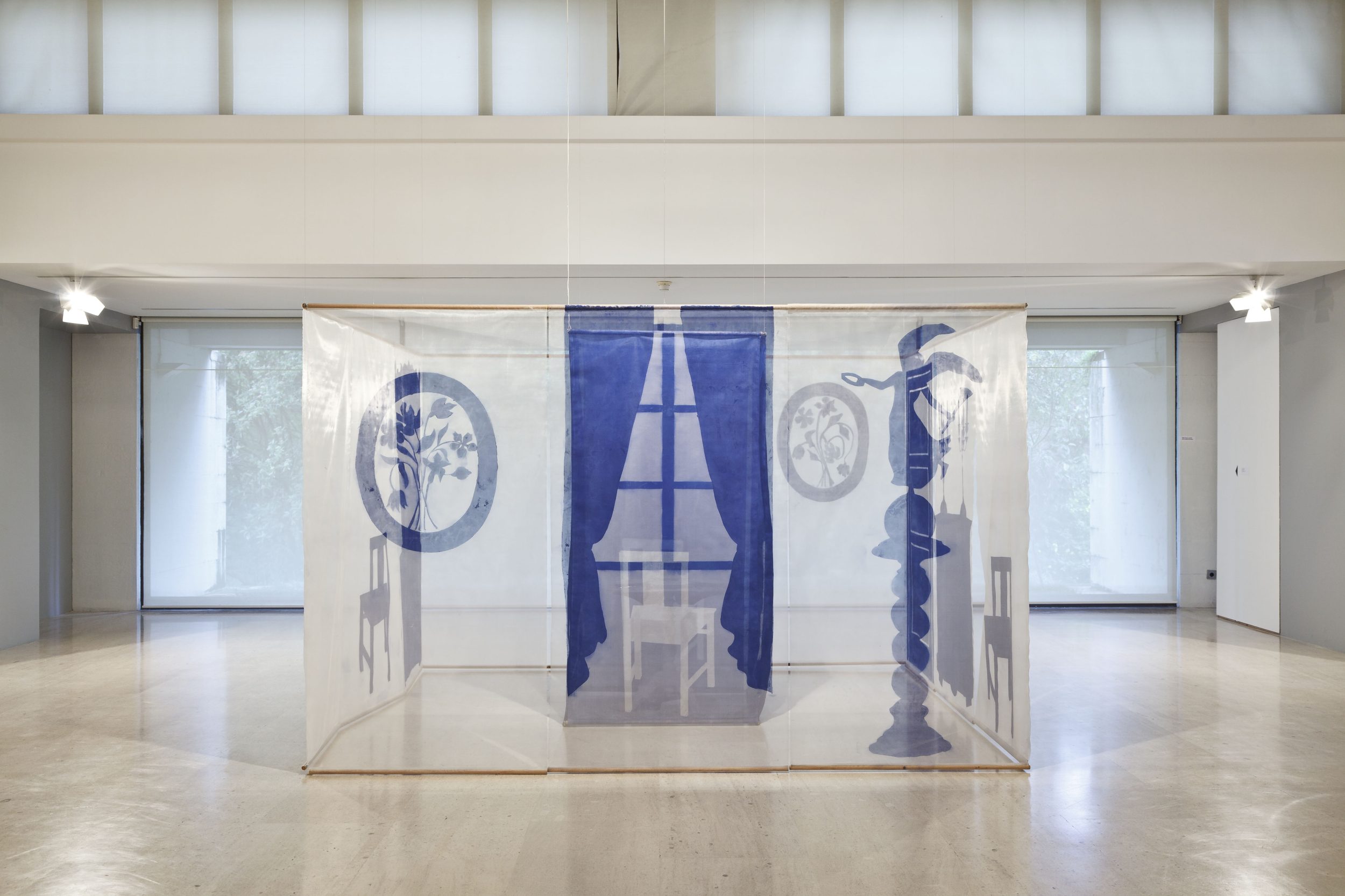 Ana Vieira, Ambiente, 1971. Metal structure, nylon net, acrylic paint, table, plates, glasses, forks, knives, spotlight, and cassette tape. 250 x 300 x 300 cm (exterior)

