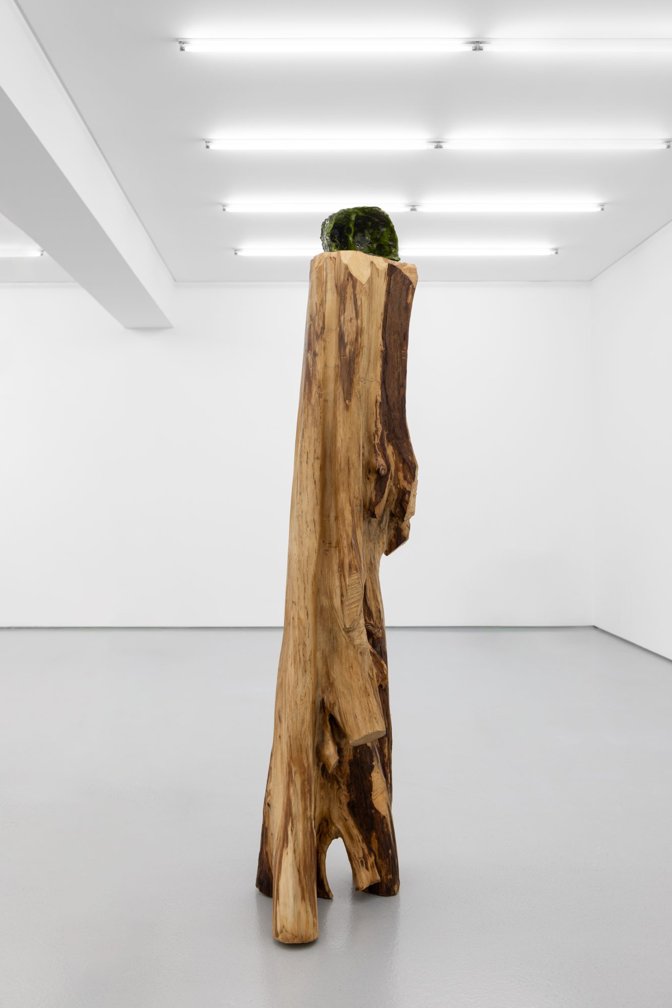 Susanne S. D. Themlitz, Fungus, 2025. Ceramic, wood 190 x 57 x 30 cm.