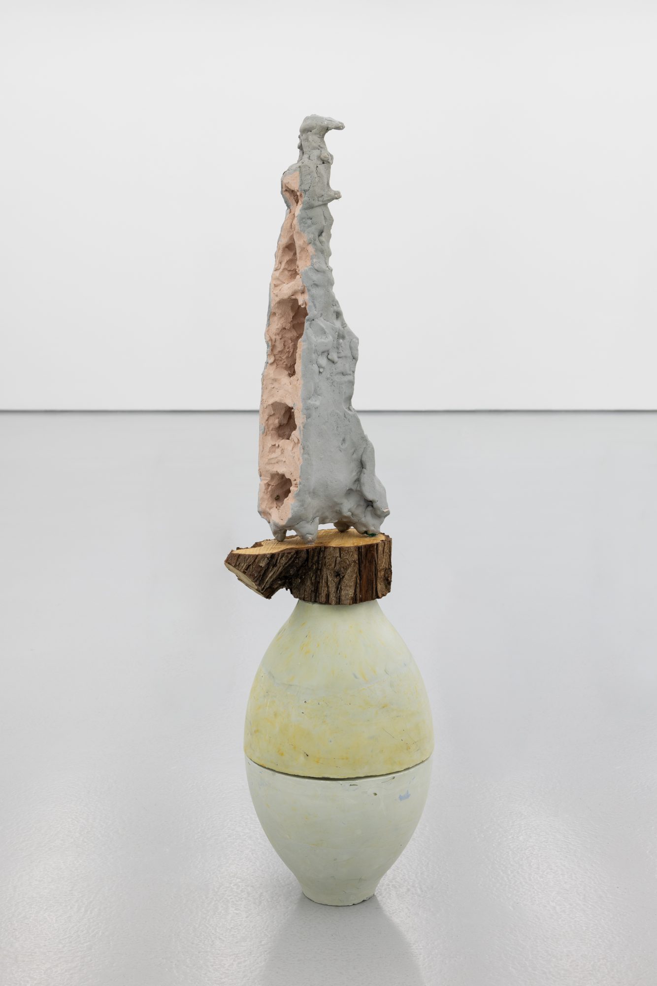 Susanne S. D. Themlitz, EgG/ OvO, 2025. Ceramic, wood, ceramic plaster with pigment. 112 x 26 x 26 cm.