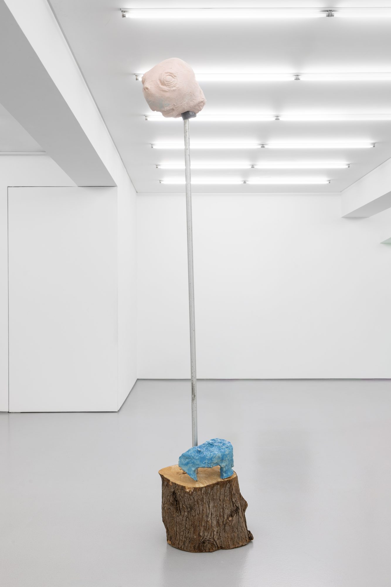 Susanne S. D. Themlitz, Turtle/ Tartagura, 2025. Ceramic plaster with pigment, aluminum, PVC, ceramic, wood. 214 x 50 x 35 cm