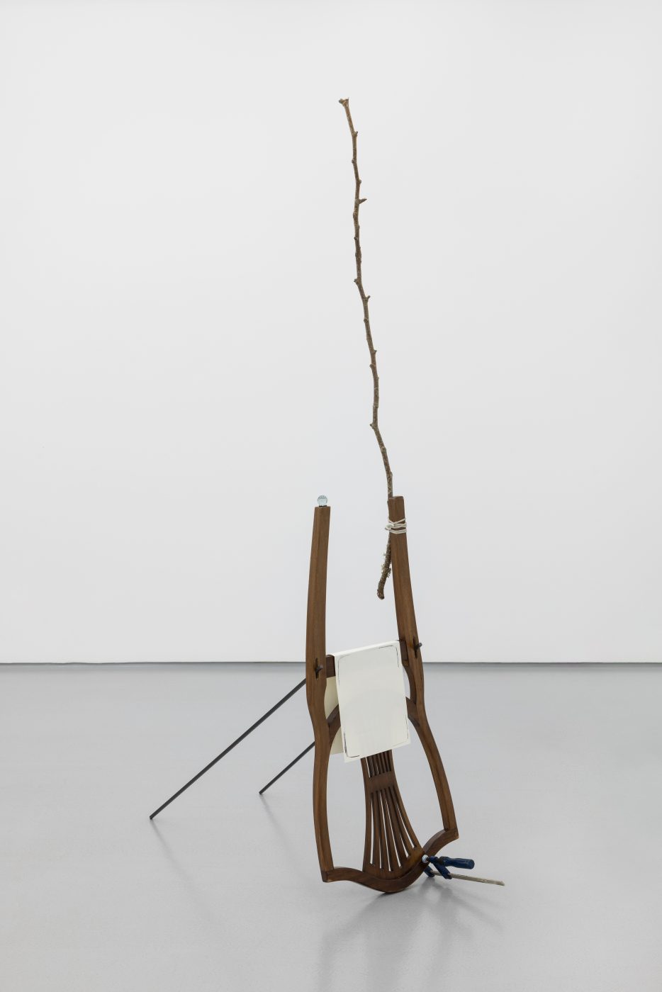 Susanne S. D. Themlitz, Drawing (Iceberg)/Desenho (Iceberg), 2025. Wood, glass sphere, elastic band, graphite on paper, iron, staple. 188 x 100 x 39 cm.