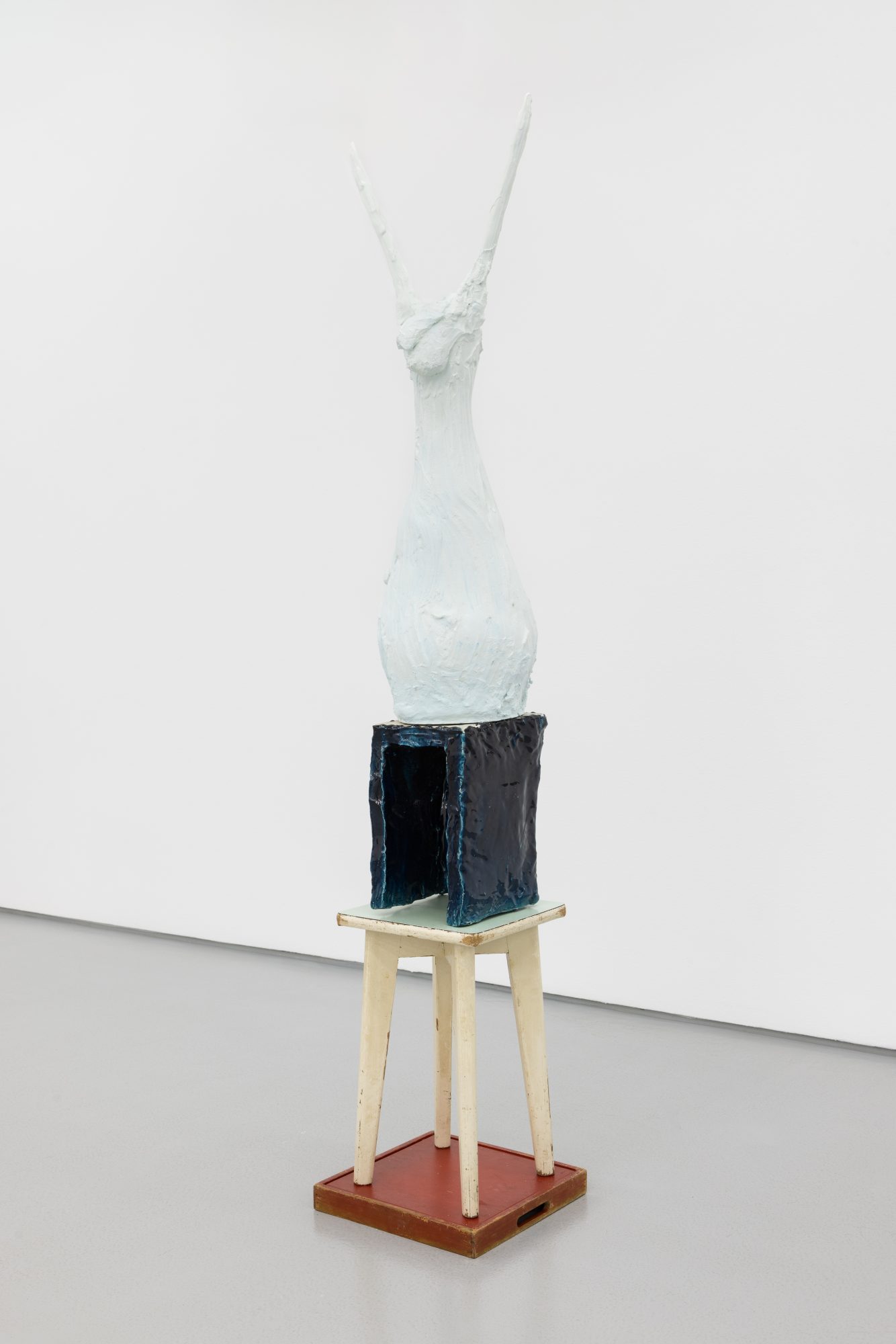 Susanne S. D. Themlitz, Mollusk NR/ Molusco NR, 2025. Ceramic, painted wood, pigmented ceramic plaster, iron interior structure, gauze, and plastic 188 x 35 x 35 cm.
