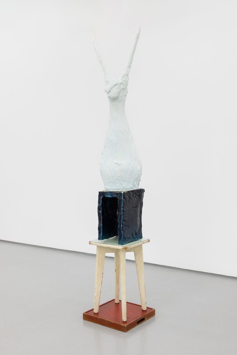 Susanne S. D. Themlitz, Mollusk NR/ Molusco NR, 2025. Ceramic, painted wood, pigmented ceramic plaster, iron interior structure, gauze, and plastic 188 x 35 x 35 cm.