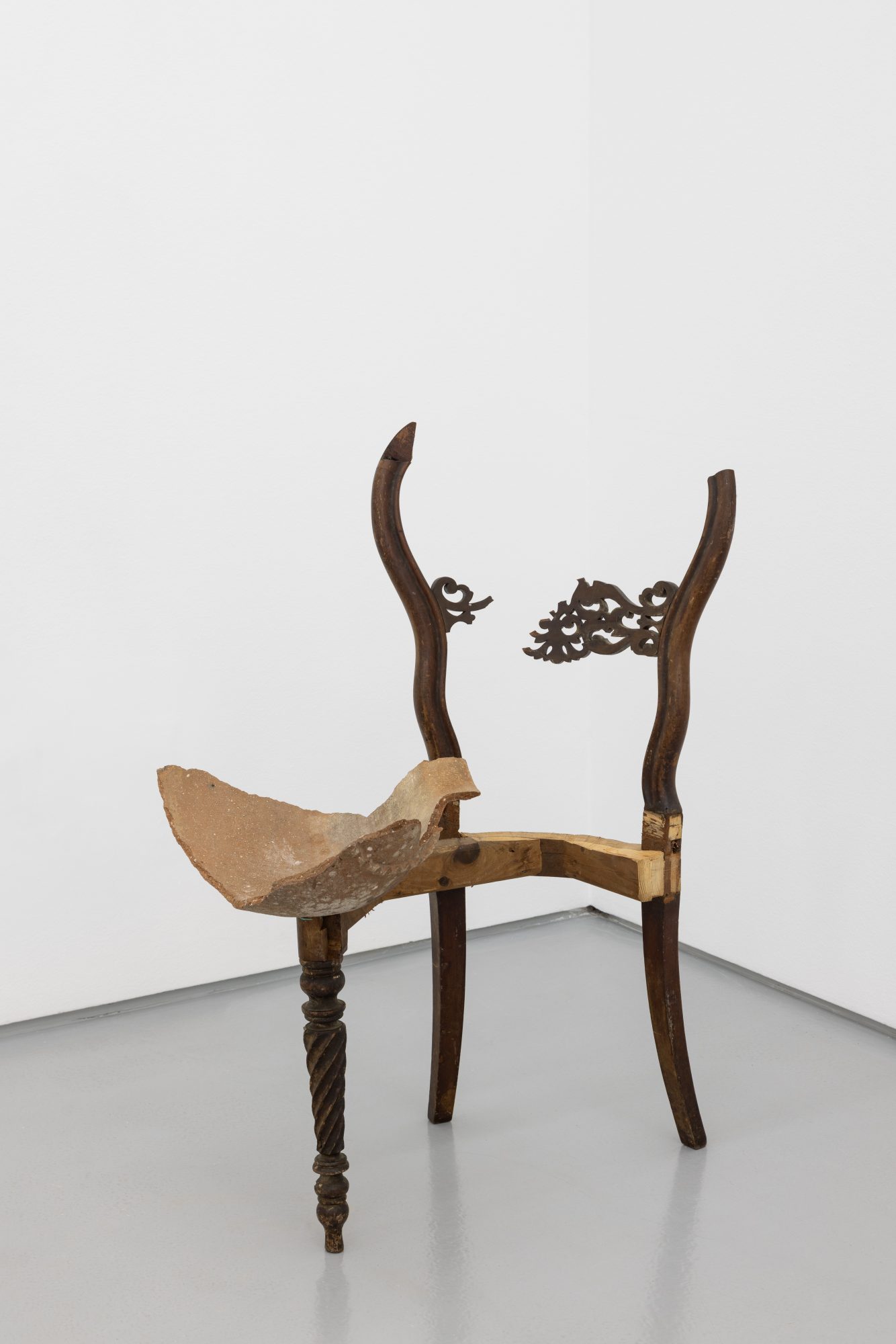 Susanne S. D. Themlitz, Sustainable Form (Equilibrium)/ Forma sustentável (Equilíbrio), 2025. Wood, ceramics. 60 x 90 x 56 cm.