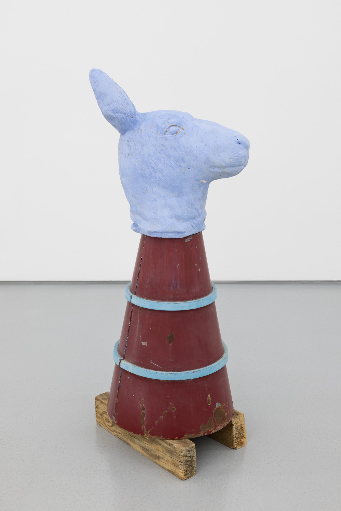 Susanne S. D. Themlitz, Kangaroo (Monument)/ Canguru (Monumento), 2025. Pigmented ceramic plaster, painted iron, wood. 101 x 35 x 37 cm.
