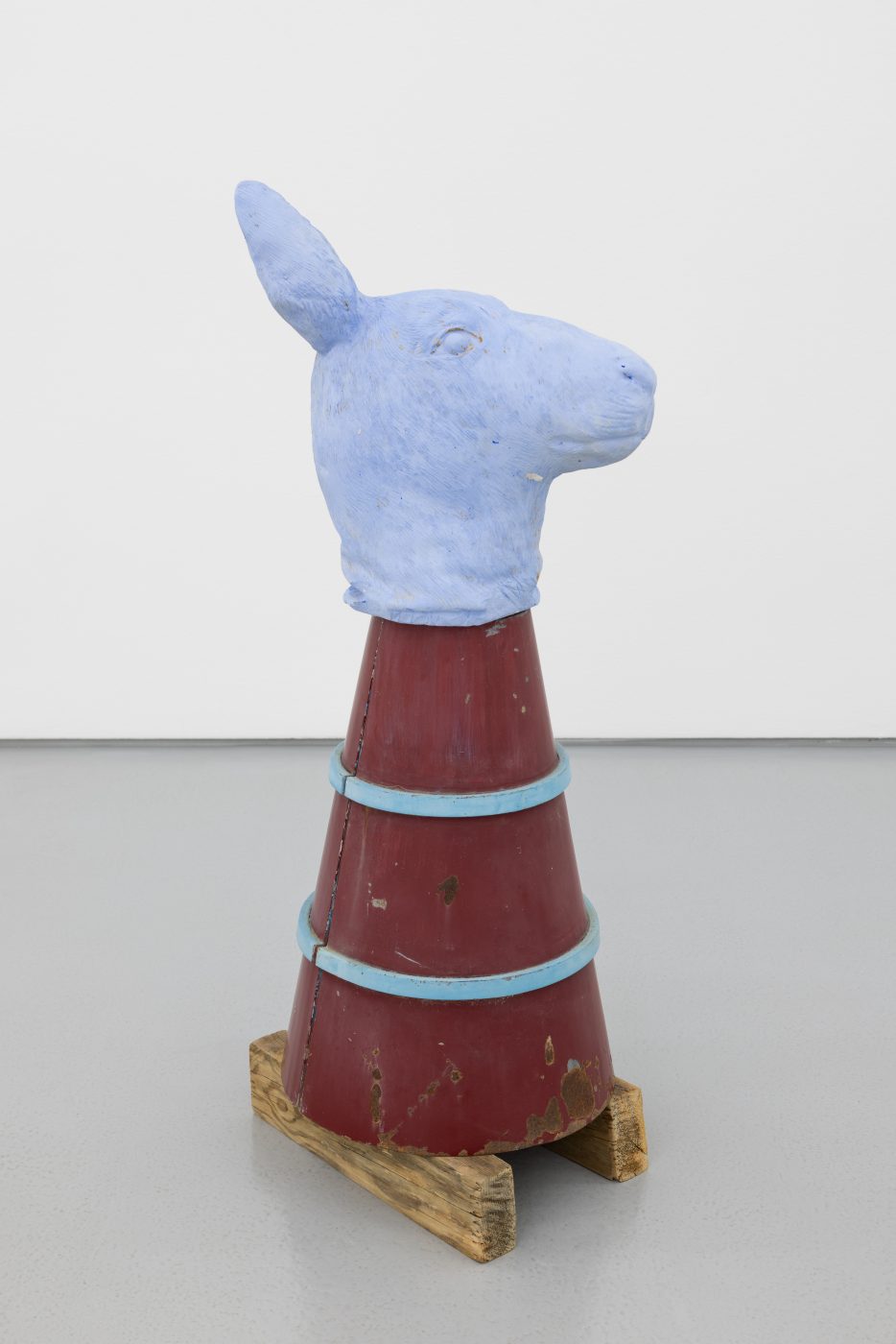 Susanne S. D. Themlitz, Kangaroo (Monument)/ Canguru (Monumento), 2025. Pigmented ceramic plaster, painted iron, wood. 101 x 35 x 37 cm.