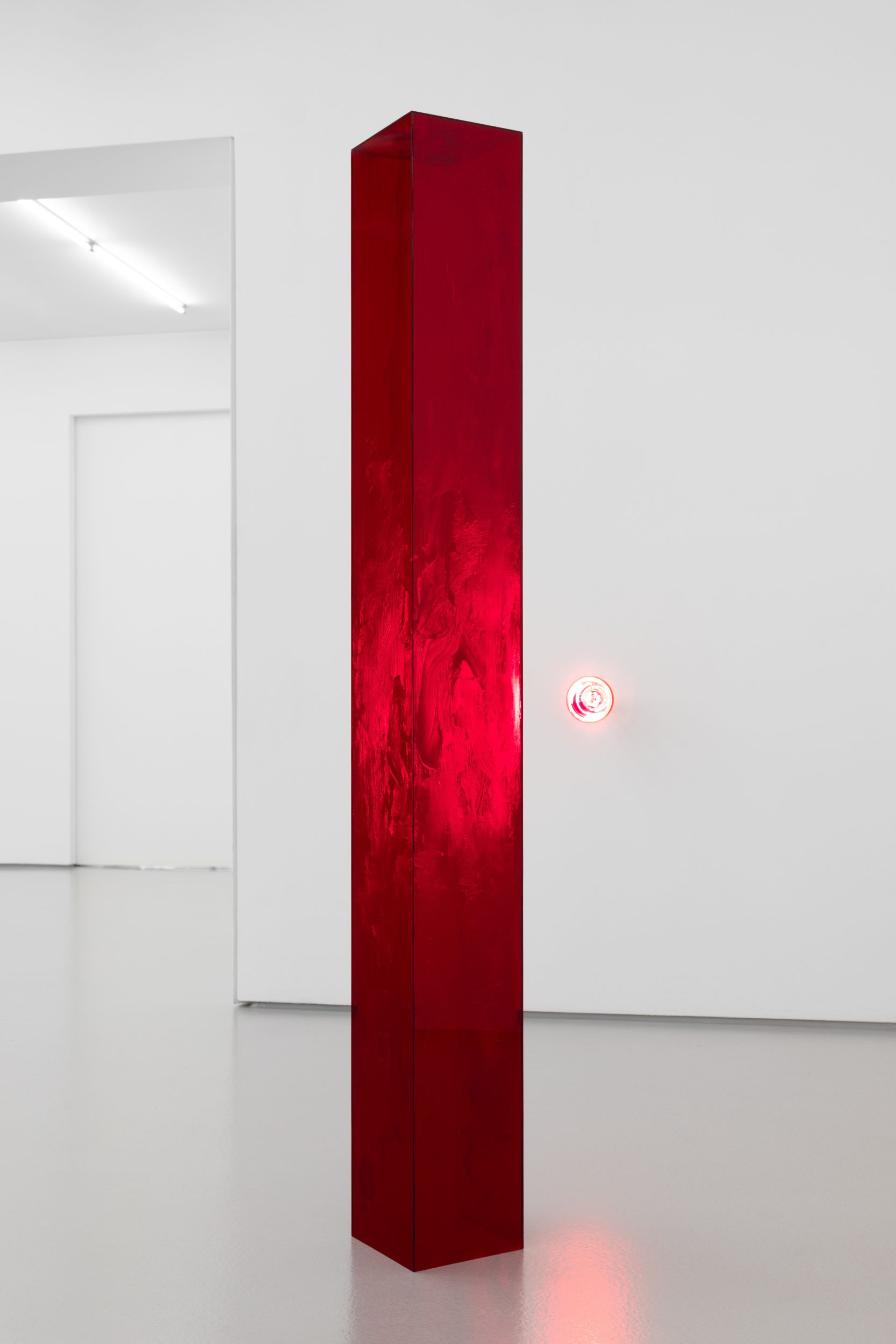 André Romão, Capsule, 2026.
Plexiglas, petroleum jelly, infrared light Dimensões variáveis / Variable dimensions
