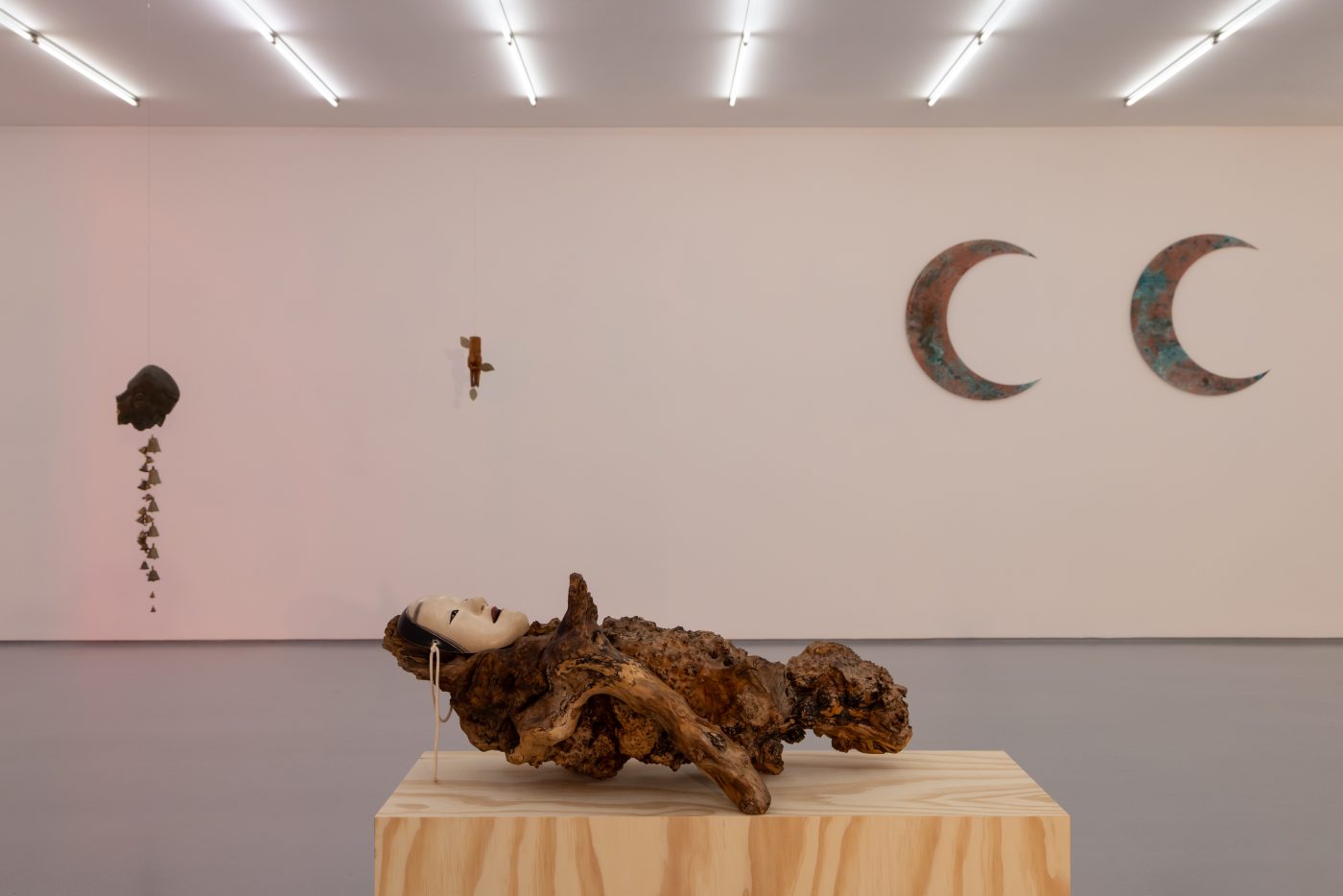 





André Romão, Beijo / Kiss, 2026. Sculptural fragment (bronze, France, 1950’s), sculptural fragment (wood, place unknown, 20th century). 50 x 18 x 22 cm







