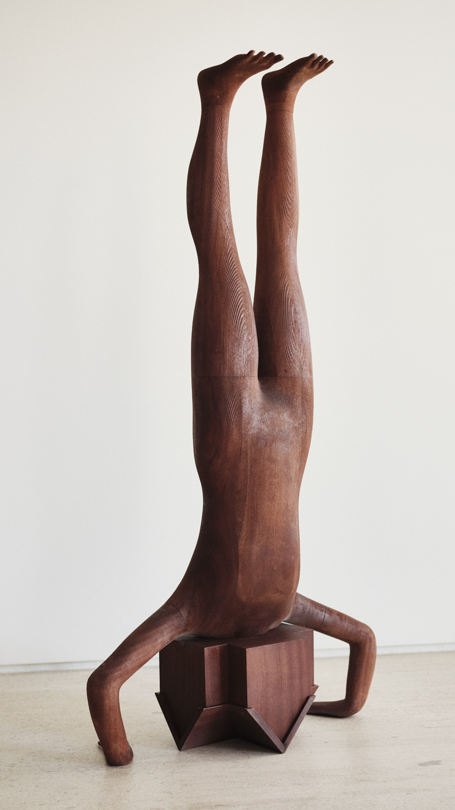 Carlos Bunga, Nómada. Aprendendo a fazer o pino, 2025. Wood. 130,5 x 33,5 x 70,5 cm. Ed. 3
