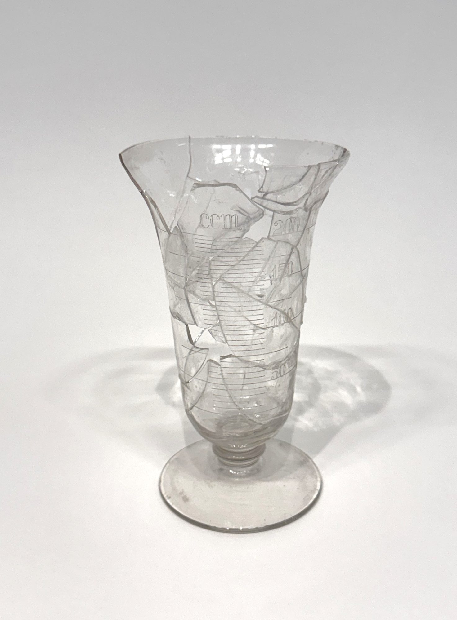 Ignasi Aballí, Temptative of Reconstruction II, 2023. Broken glass object. 15,5 x 9 x 9 cm. Unique.
