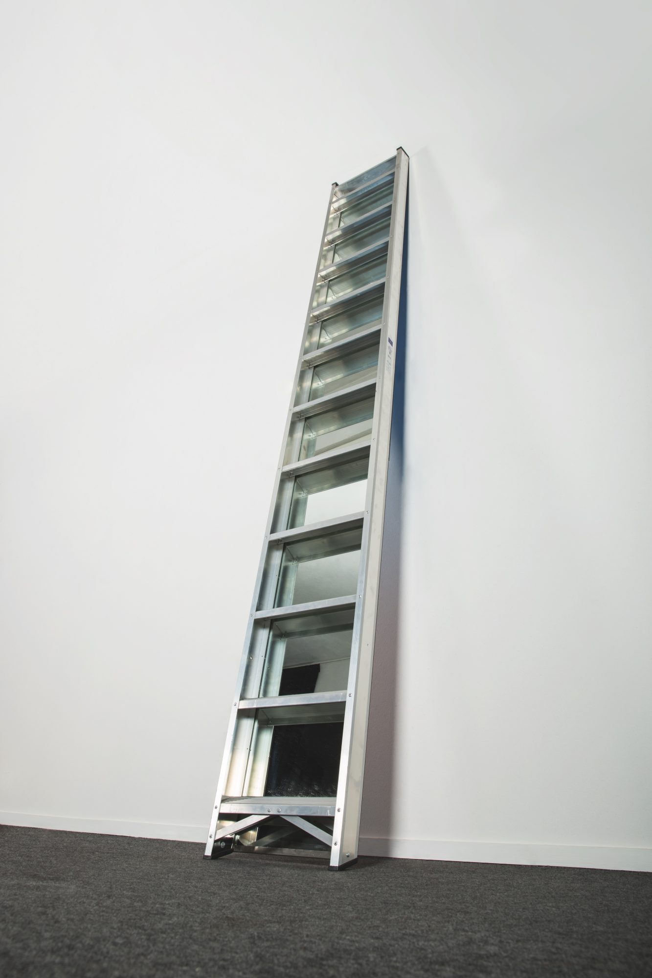 João Louro, Escada–Espelho, 2015. Metallic ladder and mirror. 300 × 40 cm
