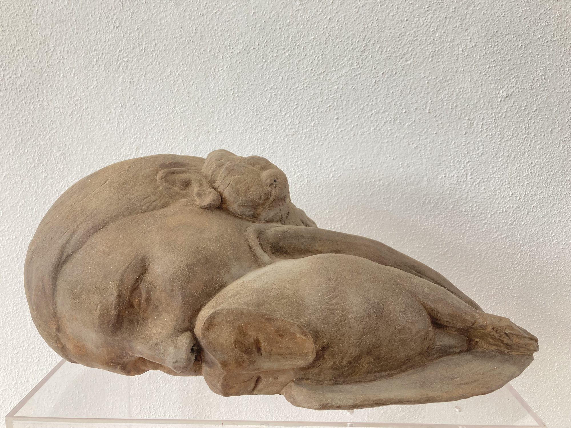 André Romão, Noite, 2026. Sculptural fragment ( plaster, france, 1950s), terracotta, plaster, acrylic paints, varnish, dust. 20 x 50 x 26 cm.
