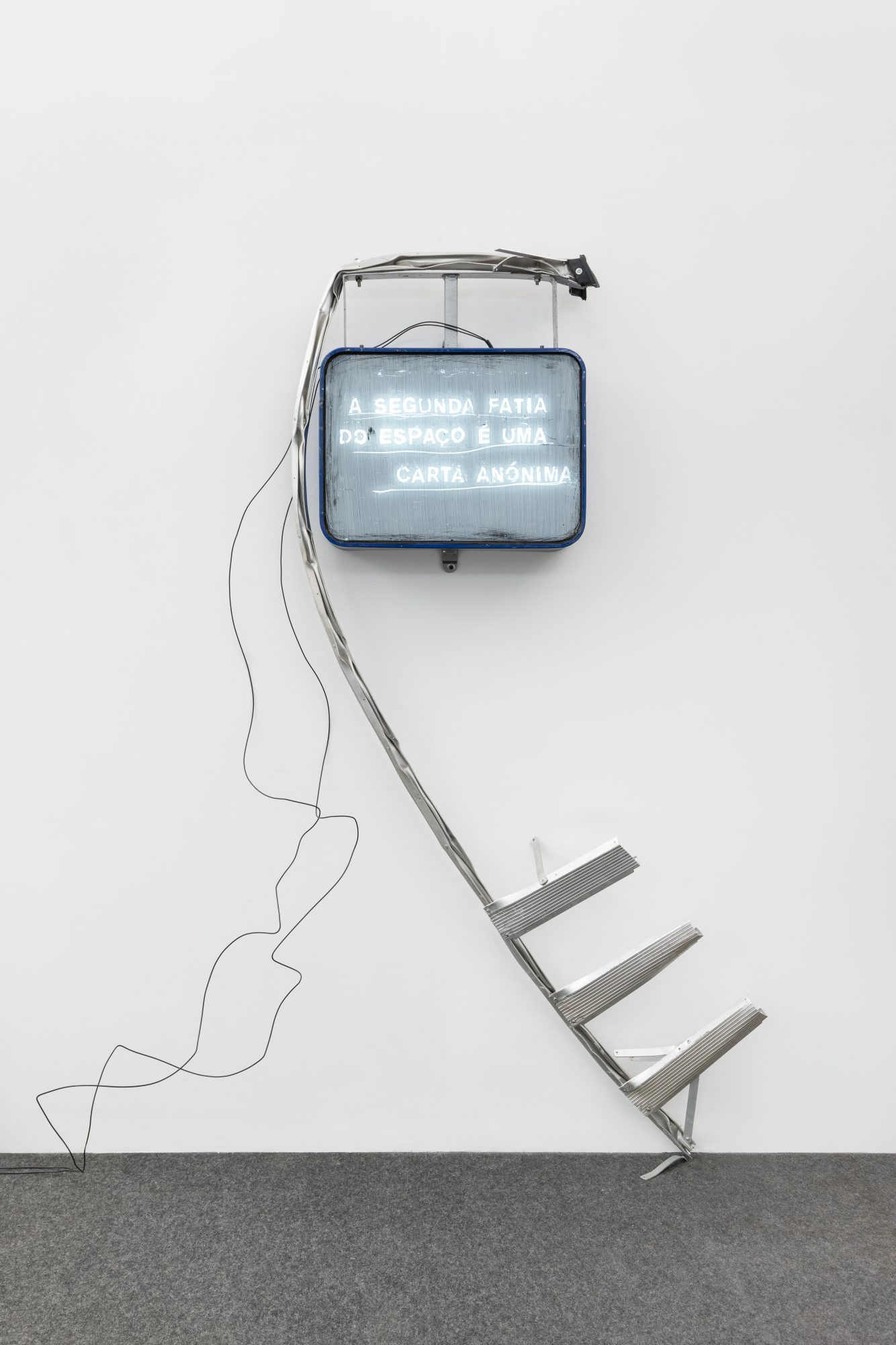 João Louro, A segunda fatia do espaço, 2026. Light box and metallic ladder. 215 x 110 cm
