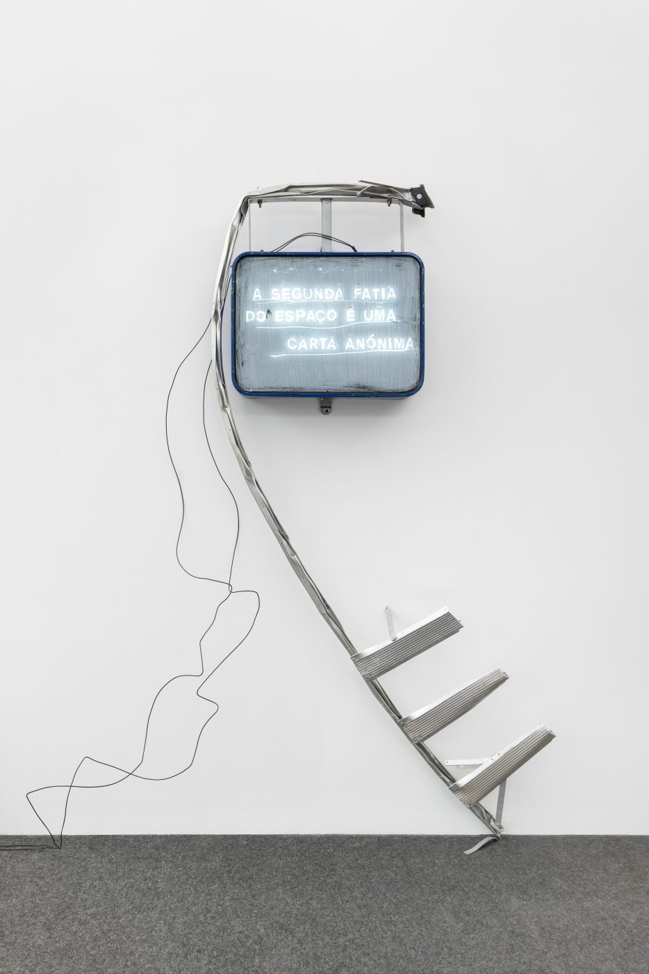 João Louro, A segunda fatia do espaço, 2026. Light box and metallic ladder. 215 x 110 cm
